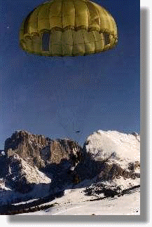 Un lancio di alpini paracadutisti in montagna